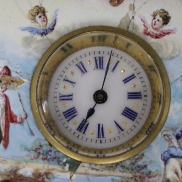 ANTIQUE HAND PAINTED PORCELAIN AND GOLD GILT CLOCK WITH KEY AND CASE - Picture 6 of 8